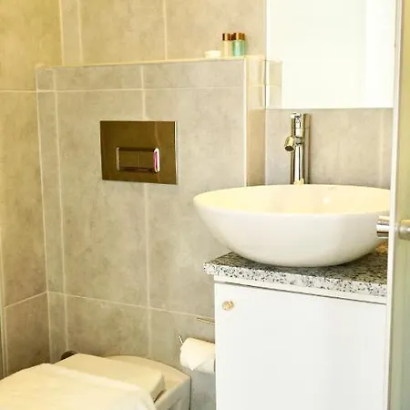 Qonaq & Отель 3*