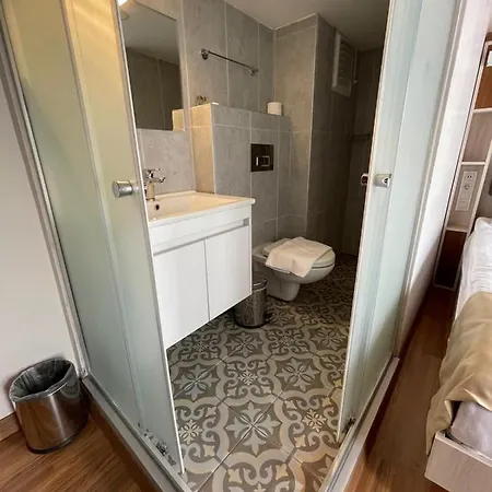 Hotel Qonaq & 3*
