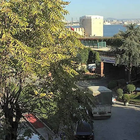 Hotel Qonaq & 3*